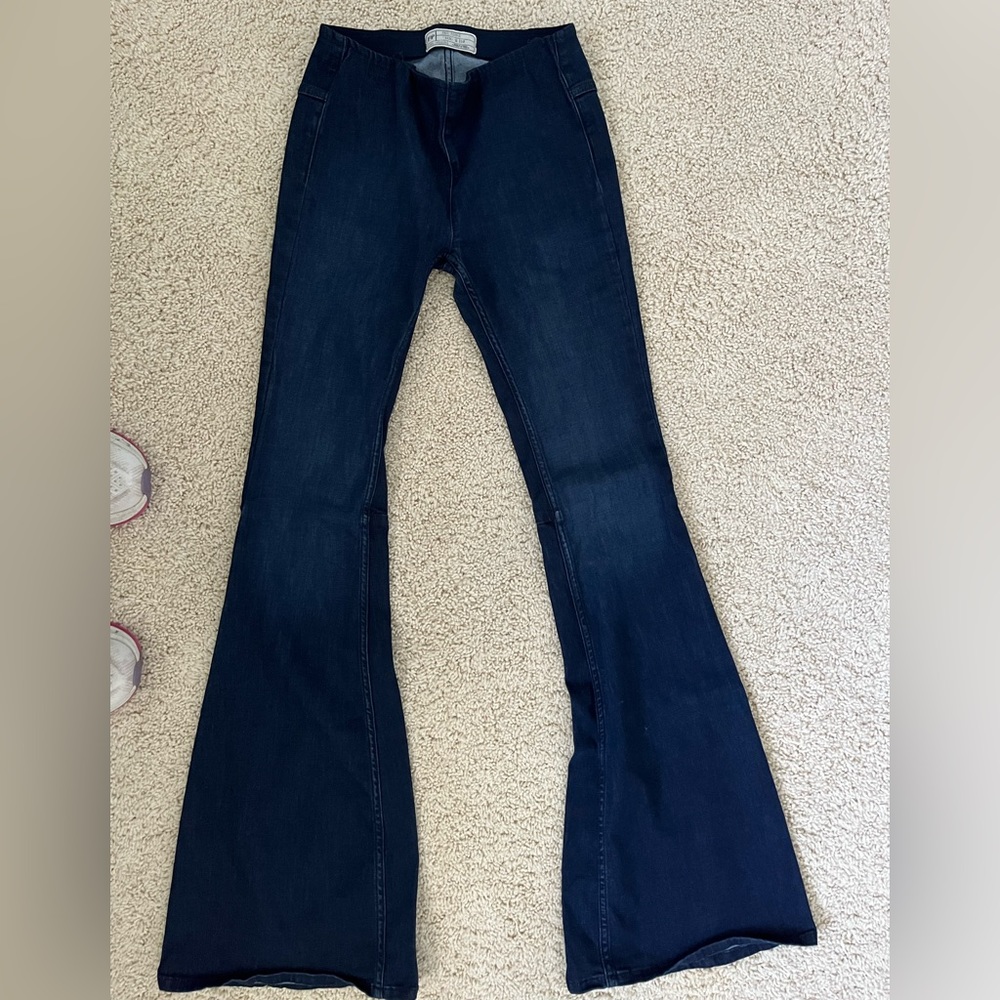 Free people bell bottom stretchy blue jeans. Size 25.